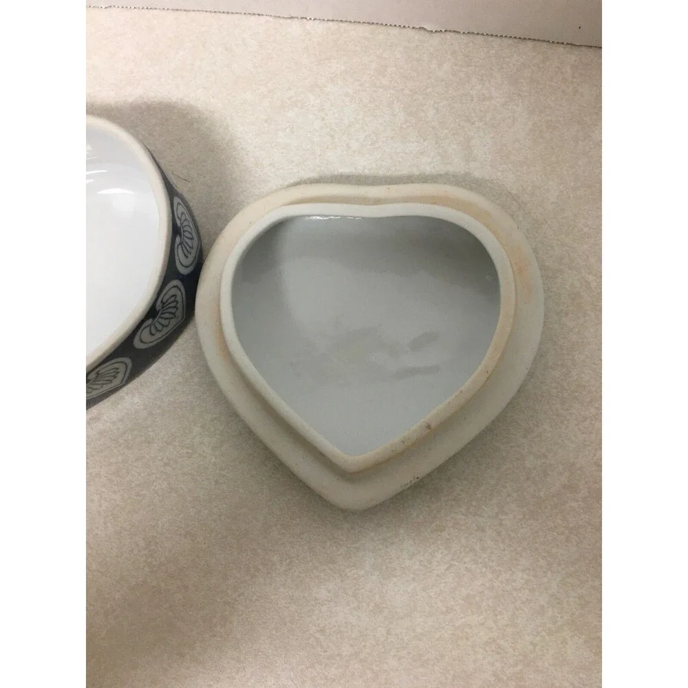 Chinese Porcelain Blue & White Heart Shape  Trinket Box